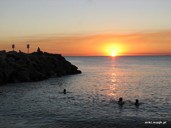 Zachod slonca na plazy city beach